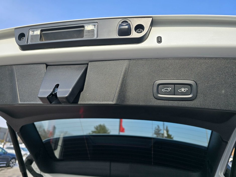 2025 Volvo XC40 PLUS DARK THEME-17