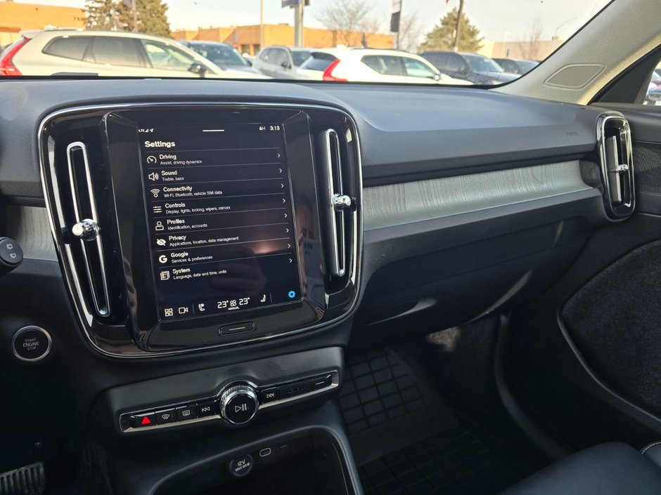 2025 Volvo XC40 PLUS DARK THEME-28