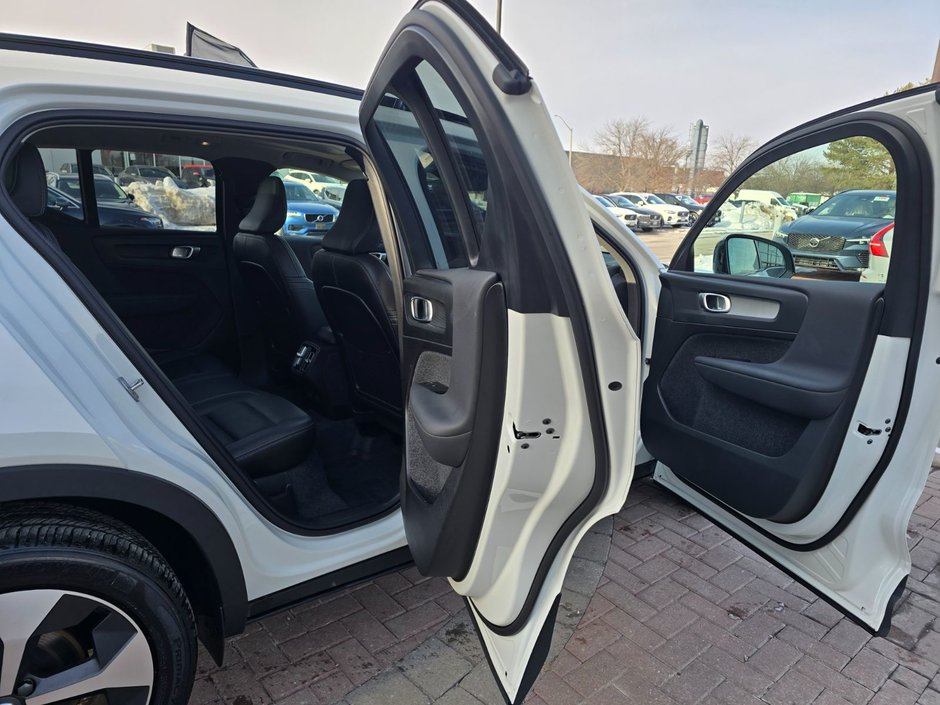 2025 Volvo XC40 PLUS DARK THEME-10