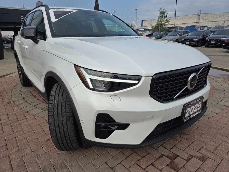 2025 Volvo XC40 PLUS DARK THEME-5