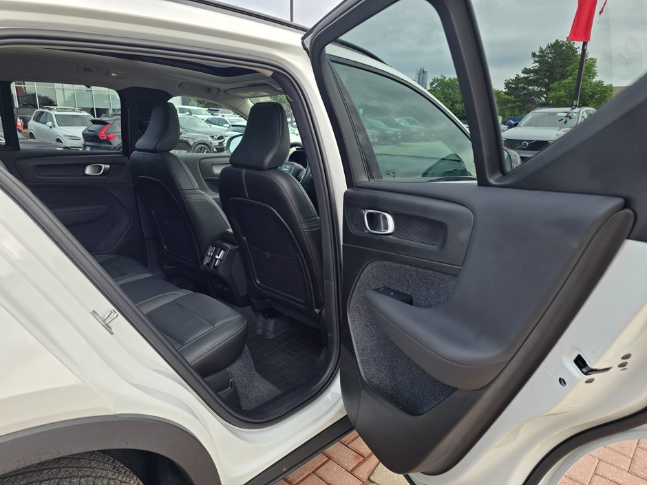 2025 Volvo XC40 PLUS DARK THEME-18