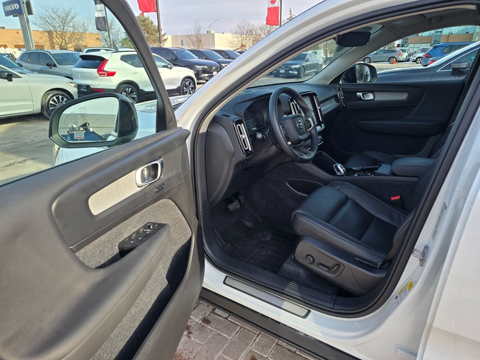 2025 Volvo XC40 PLUS DARK THEME-12