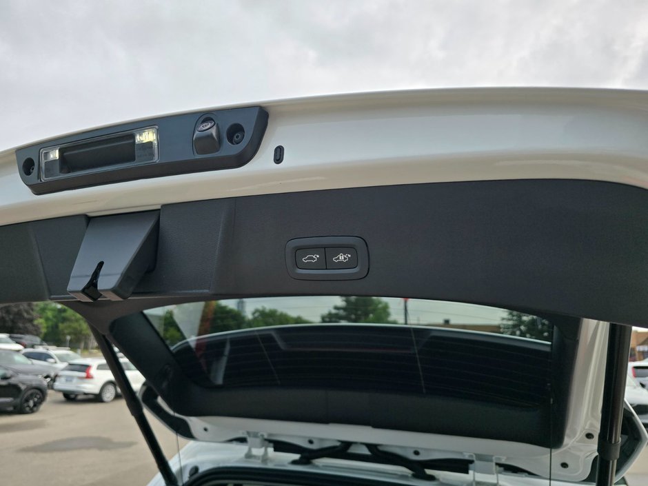 2025 Volvo XC40 PLUS DARK THEME-17