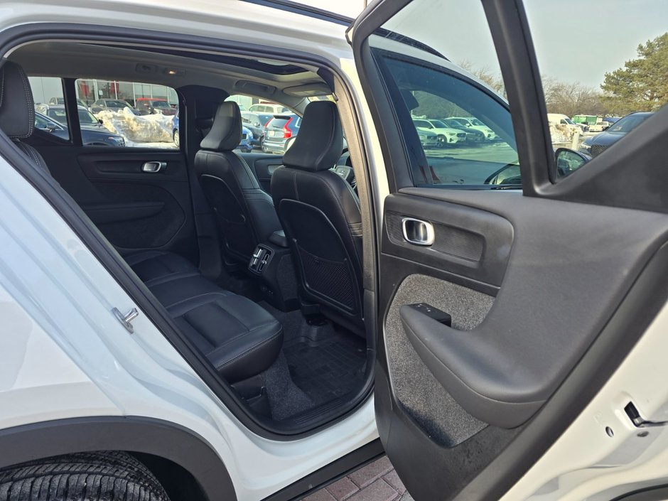 2025 Volvo XC40 PLUS DARK THEME-18