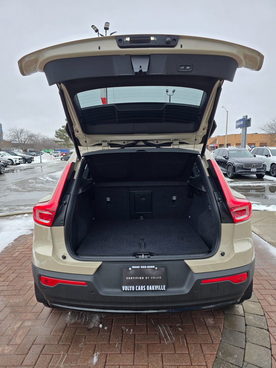 2025 Volvo XC40 PLUS DARK THEME-15