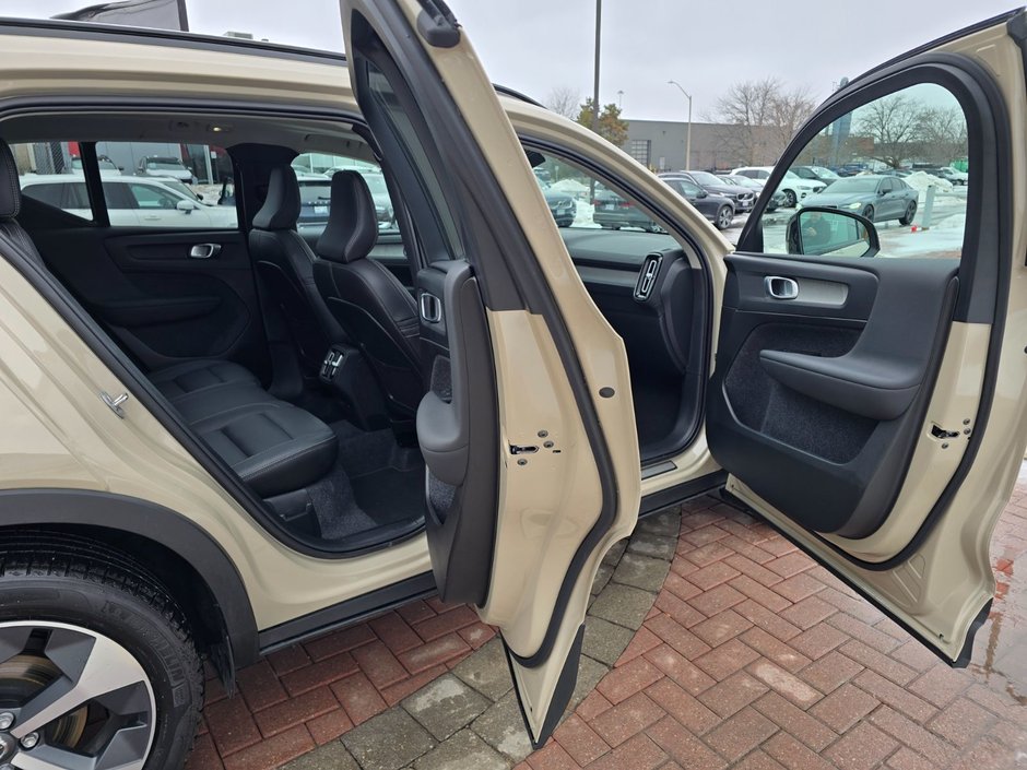 2025 Volvo XC40 PLUS DARK THEME-10