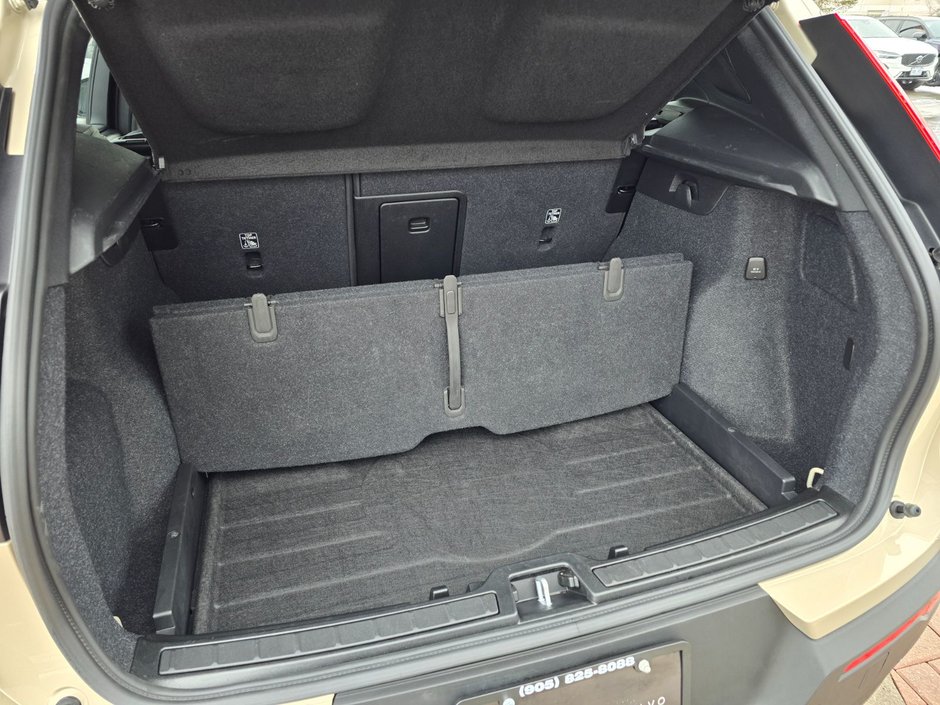 2025 Volvo XC40 PLUS DARK THEME-17