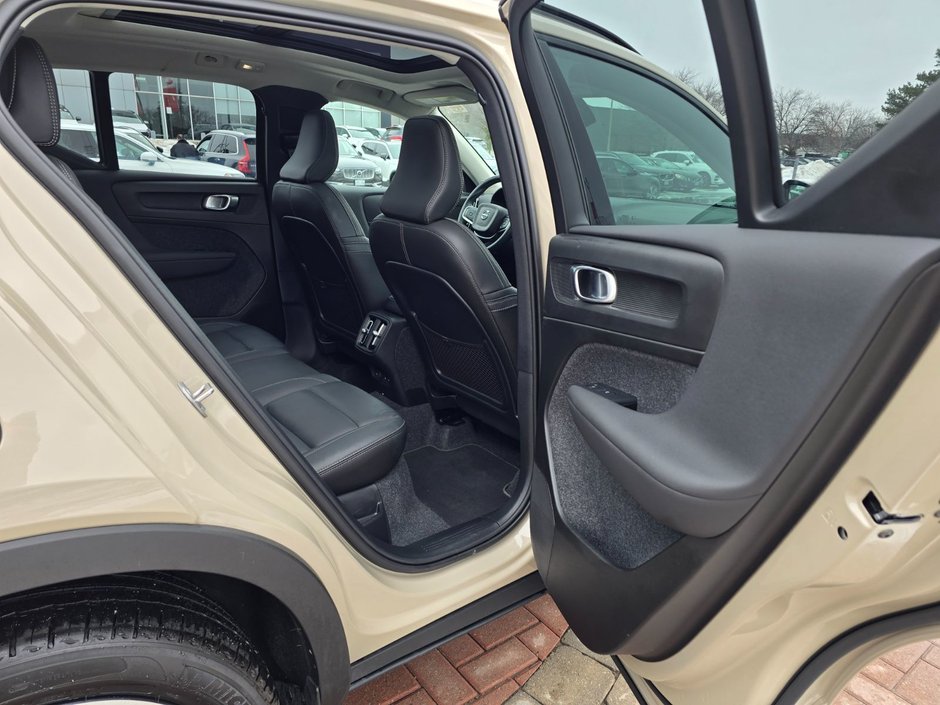 2025 Volvo XC40 PLUS DARK THEME-18