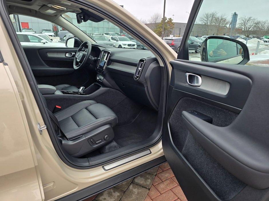 2025 Volvo XC40 PLUS DARK THEME-22