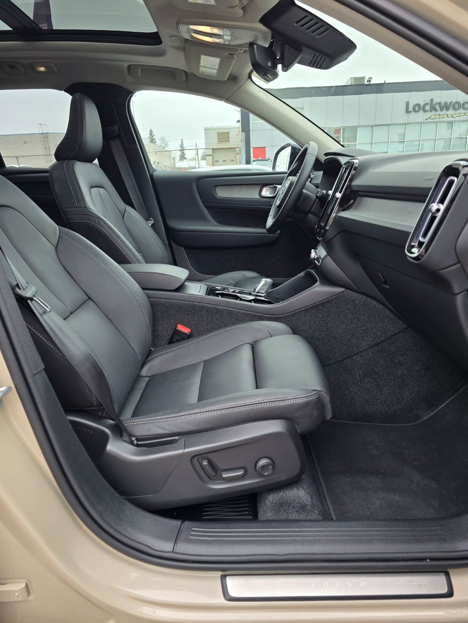 2025 Volvo XC40 PLUS DARK THEME-23