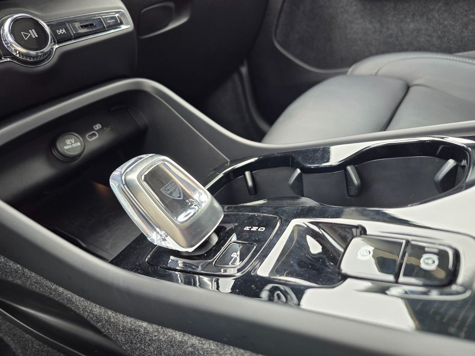 2025 Volvo XC40 PLUS DARK THEME-29