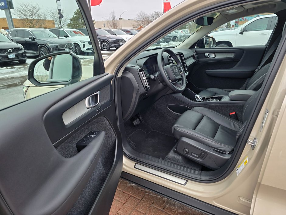 2025 Volvo XC40 PLUS DARK THEME-12