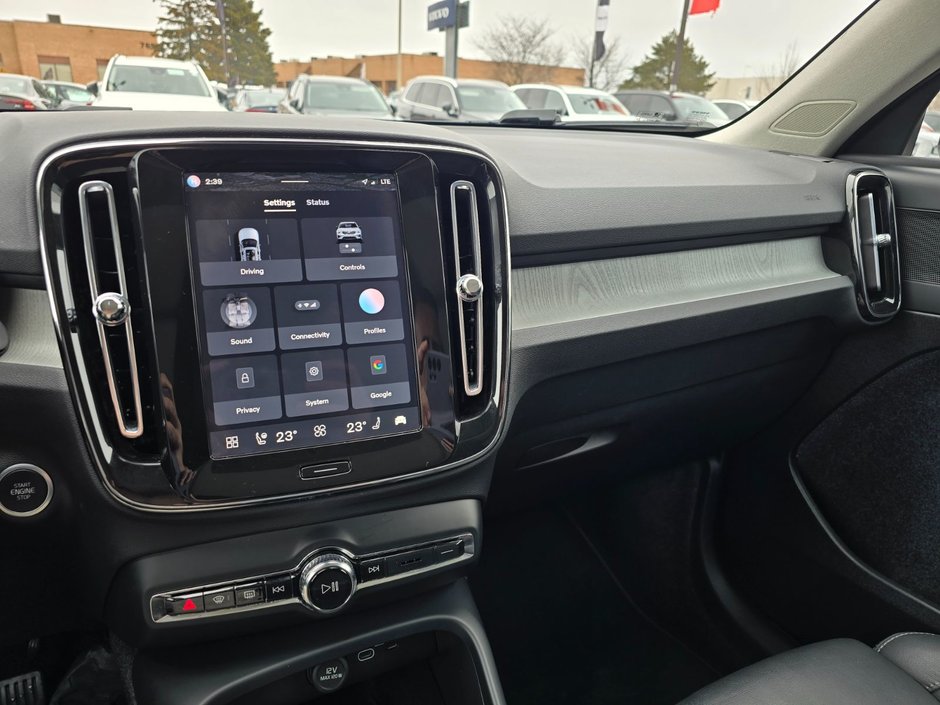 2025 Volvo XC40 PLUS DARK THEME-28