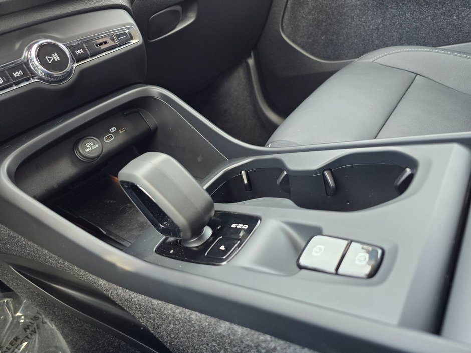 2025 Volvo XC40 CORE BRIGHT THEME-30