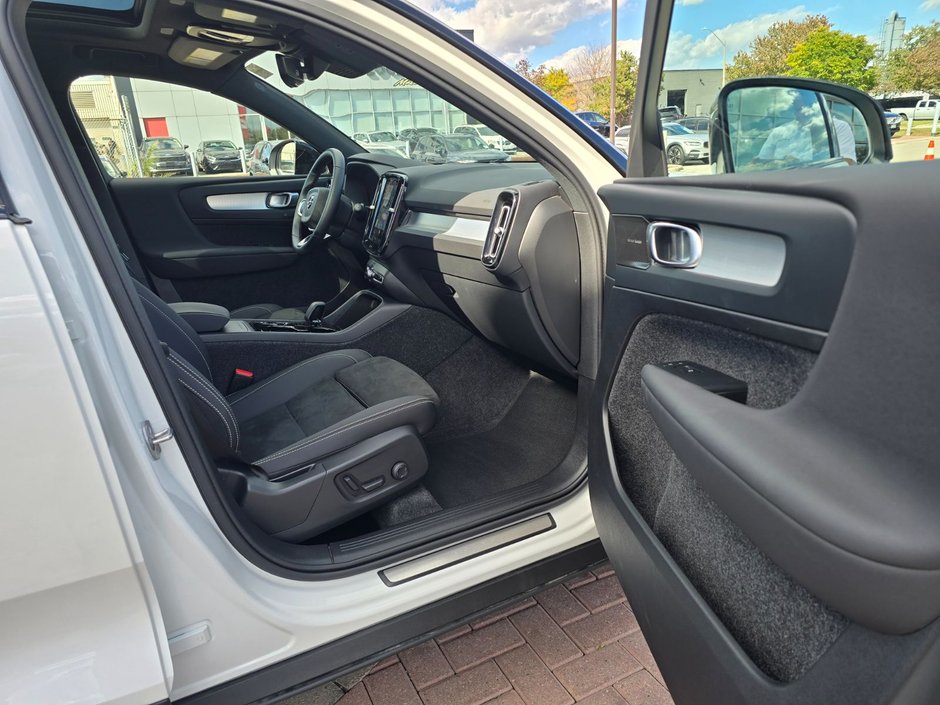 2026 Volvo XC40 ULTRA BLACK EDITION-23
