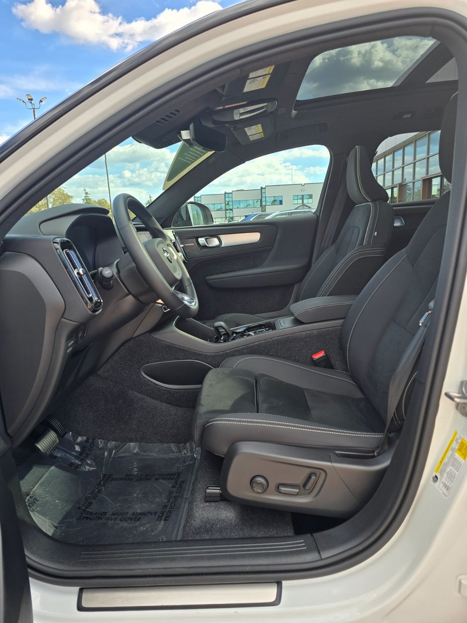 2026 Volvo XC40 ULTRA BLACK EDITION-25