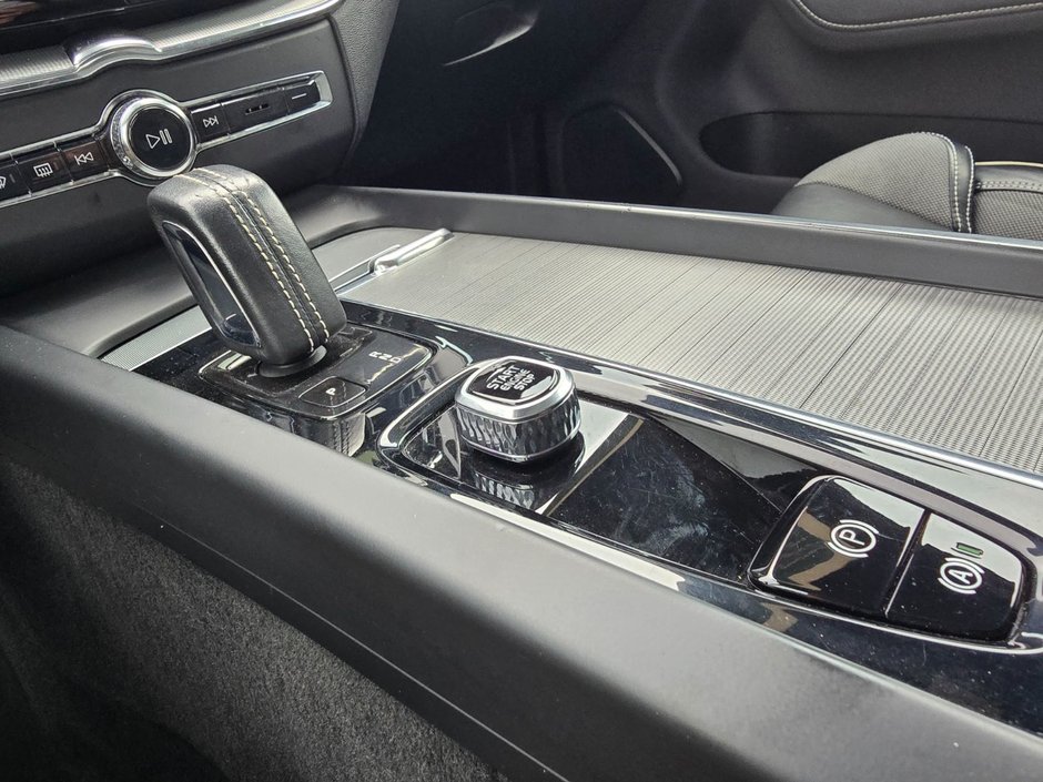 2022 Volvo XC60 RECHARGE R-DESIGN-31