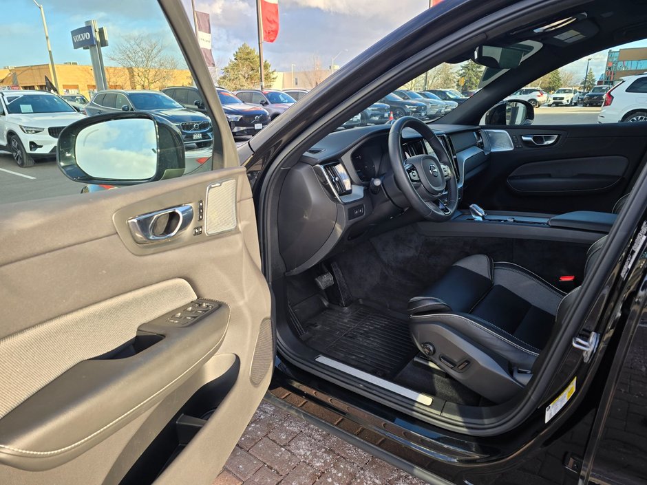 2023 Volvo XC60 RECHARGE ULTIMATE DARK THEME-10