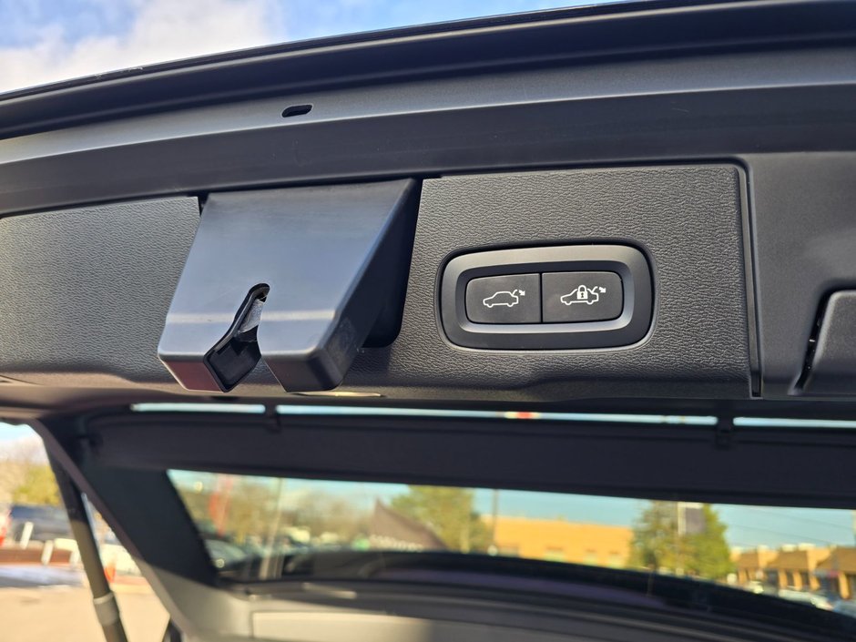 2023 Volvo XC60 RECHARGE ULTIMATE DARK THEME-18