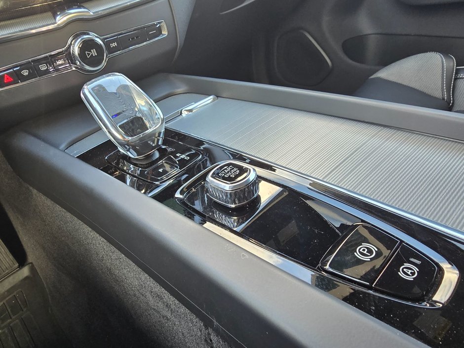 2023 Volvo XC60 RECHARGE ULTIMATE DARK THEME-28