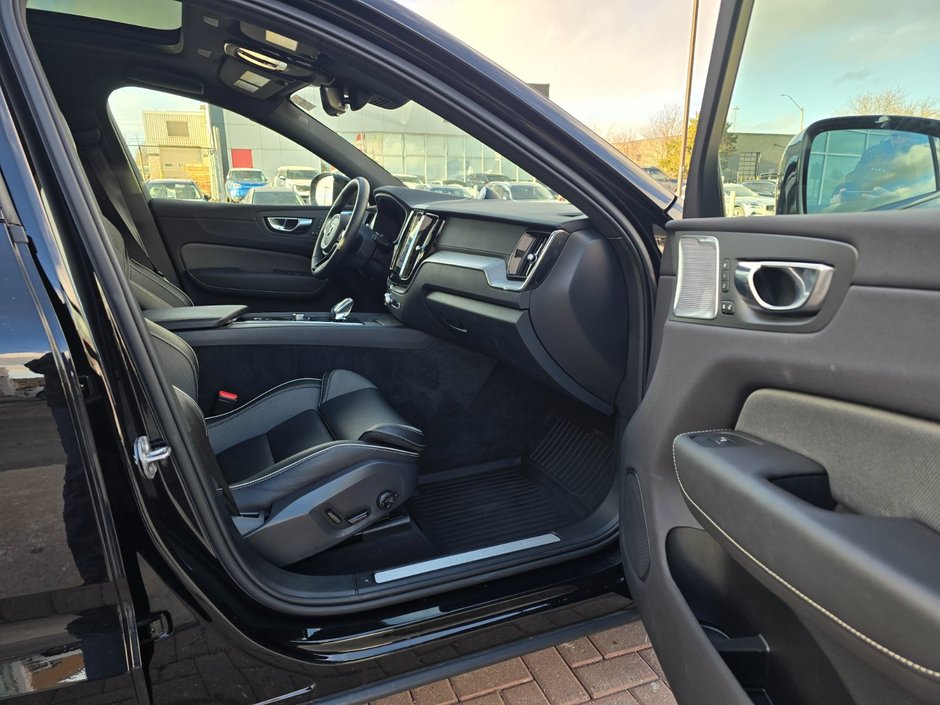 2023 Volvo XC60 RECHARGE ULTIMATE DARK THEME-23