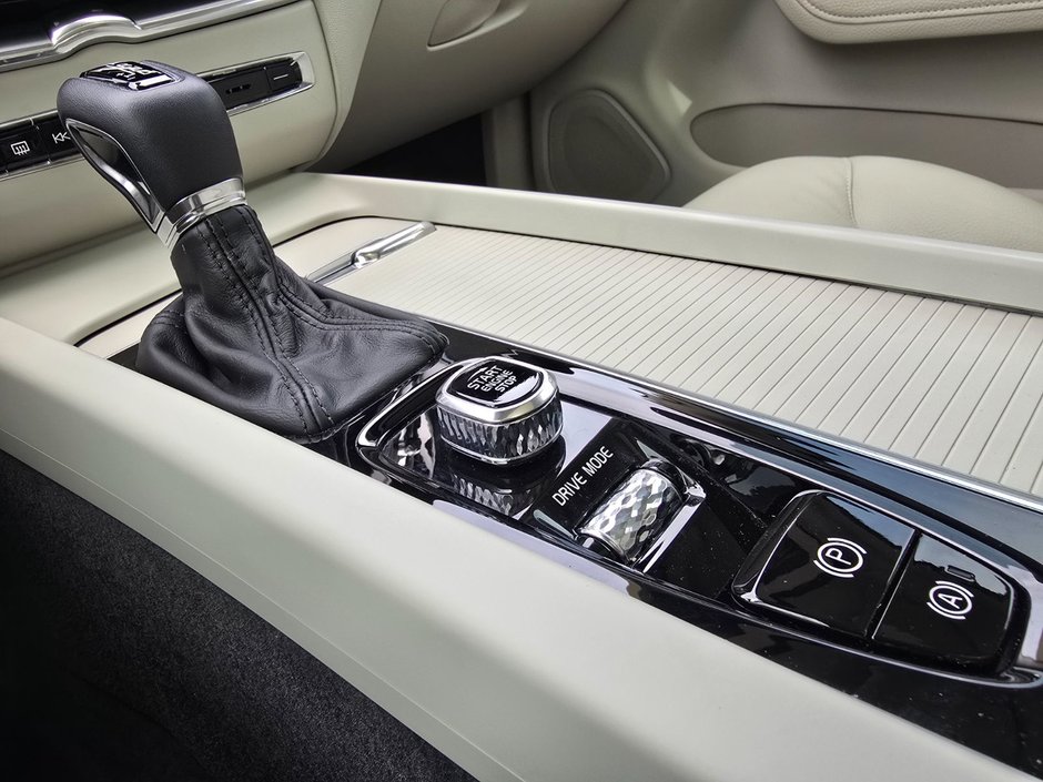 2021 Volvo XC60 MOMENTUM-28