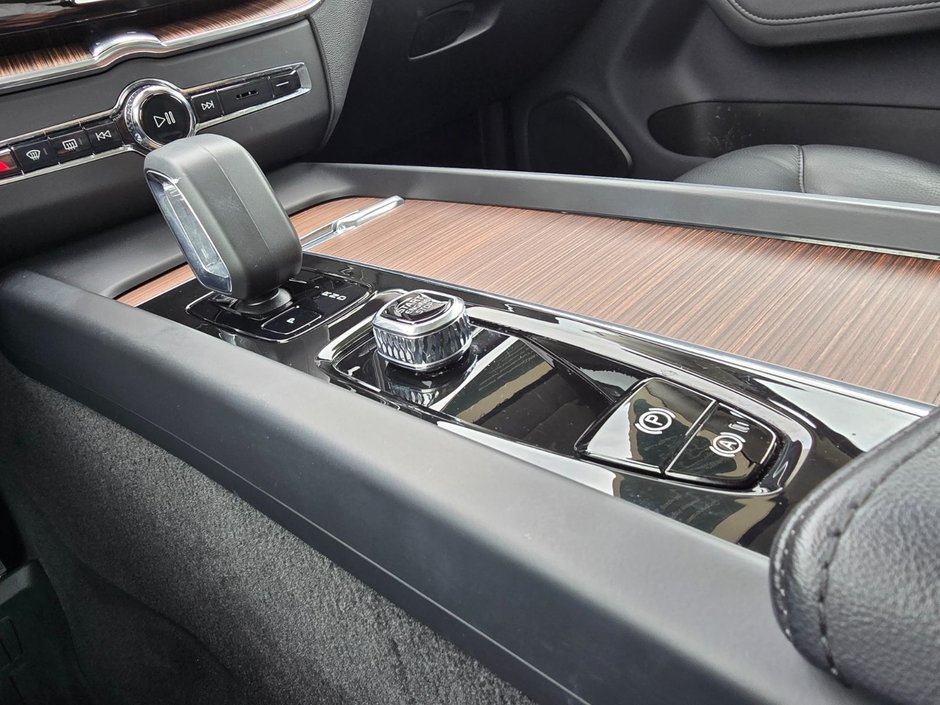 2023 Volvo XC60 PLUS DARK THEME-29