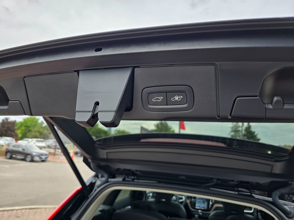 2023 Volvo XC60 PLUS DARK THEME-16