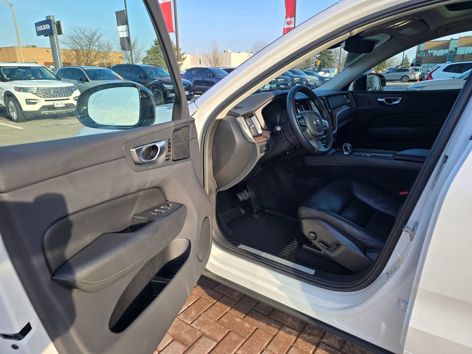 2023 Volvo XC60 PLUS DARK THEME-12