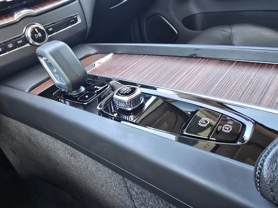 2023 Volvo XC60 PLUS DARK THEME-28