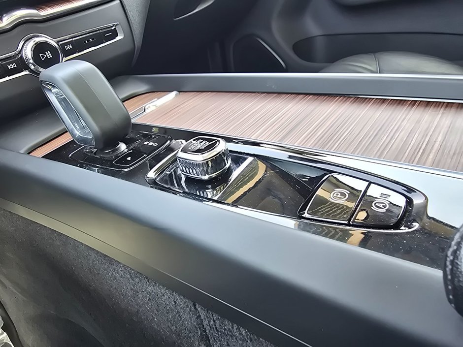 2023 Volvo XC60 PLUS DARK THEME-29