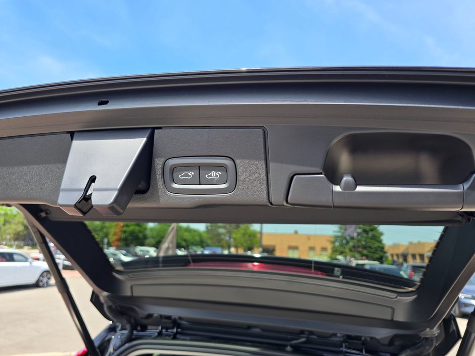 2023 Volvo XC60 PLUS DARK THEME-16