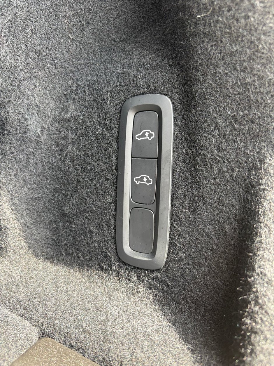 2023 Volvo XC60 ULTIMATE DARK THEME-18