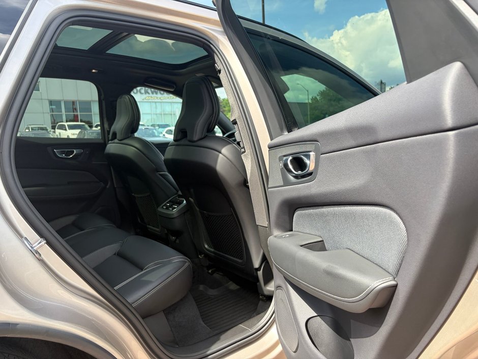 2023 Volvo XC60 ULTIMATE DARK THEME-19