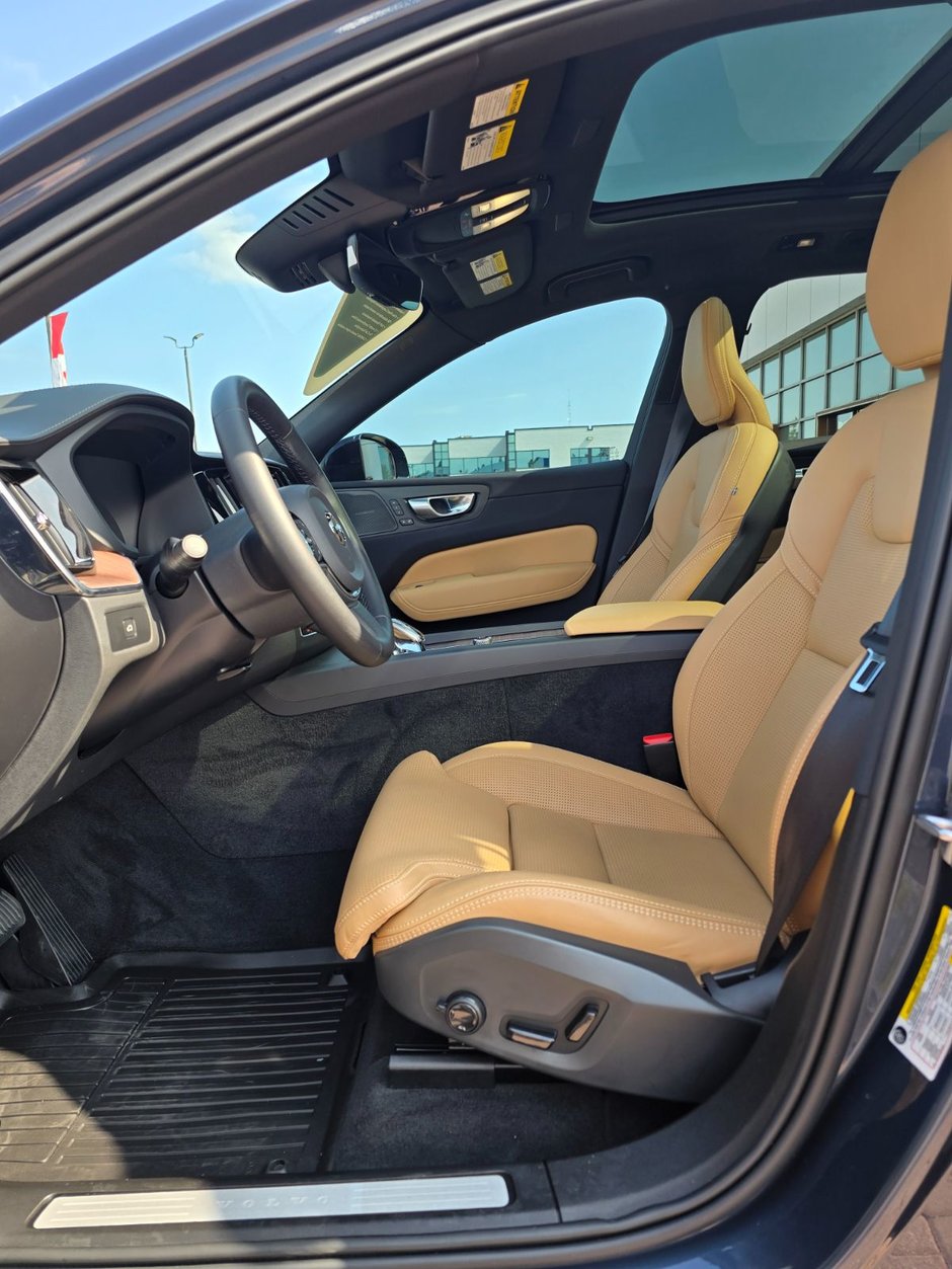 2023 Volvo XC60 ULTIMATE DARK THEME-24
