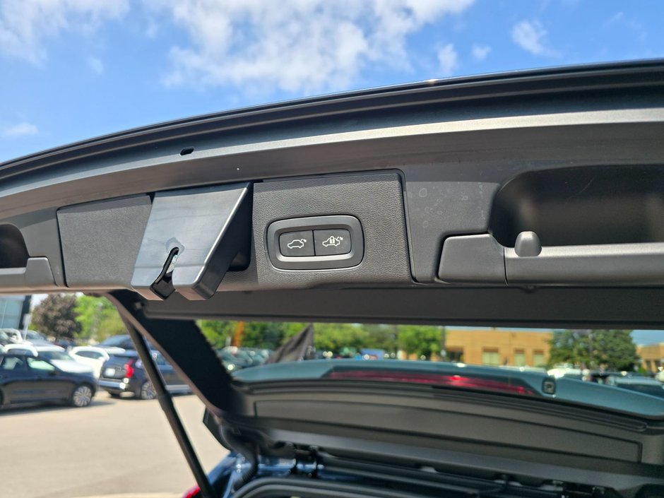 2023 Volvo XC60 ULTIMATE DARK THEME-16