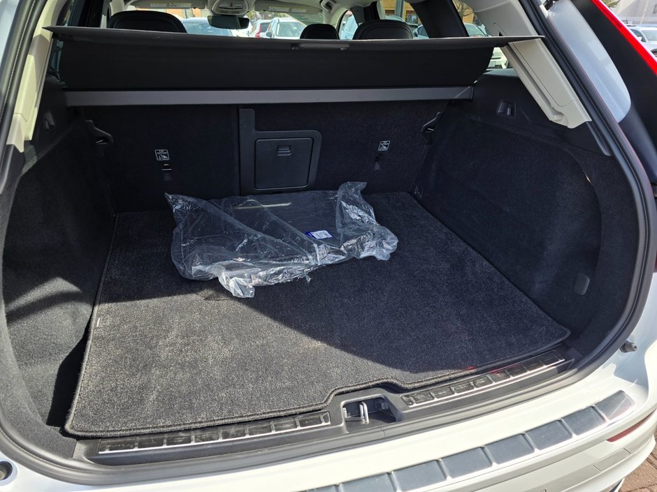 2024 Volvo XC60 PLUS DARK THEME-17
