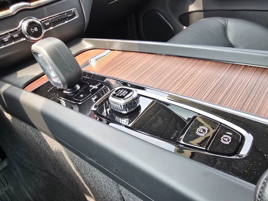 2024 Volvo XC60 PLUS DARK THEME-29