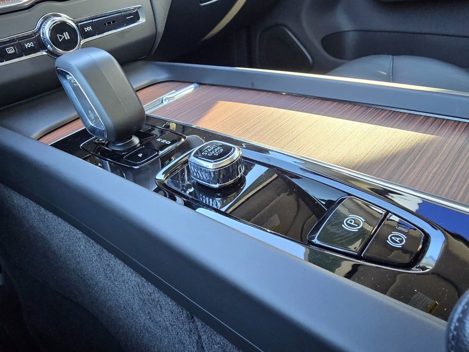2024 Volvo XC60 PLUS DARK THEME-29