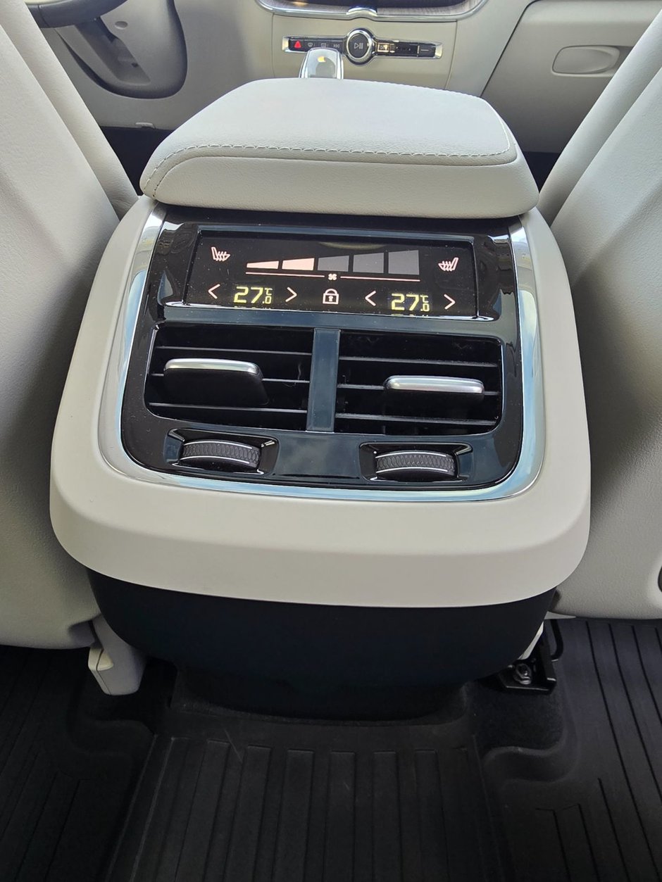 2024 Volvo XC60 ULTIMATE DARK THEME-20