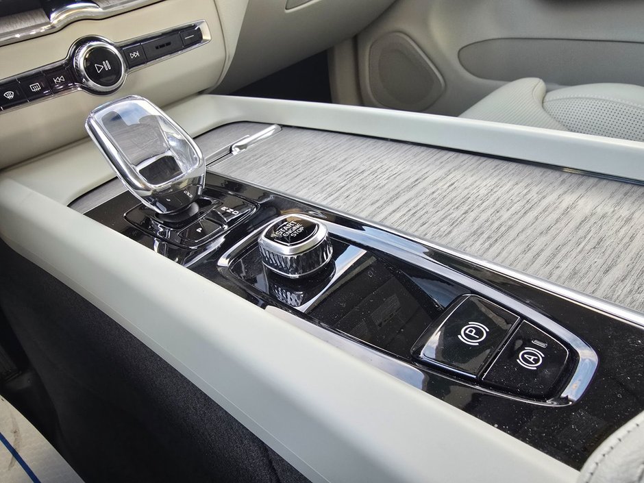 2024 Volvo XC60 ULTIMATE DARK THEME-28