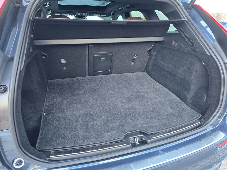 2024 Volvo XC60 PLUS DARK THEME-17