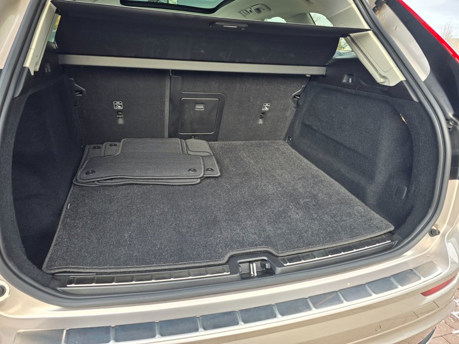 2024 Volvo XC60 PLUS DARK THEME-17