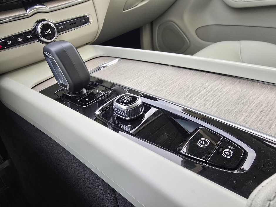 2024 Volvo XC60 PLUS DARK THEME-29