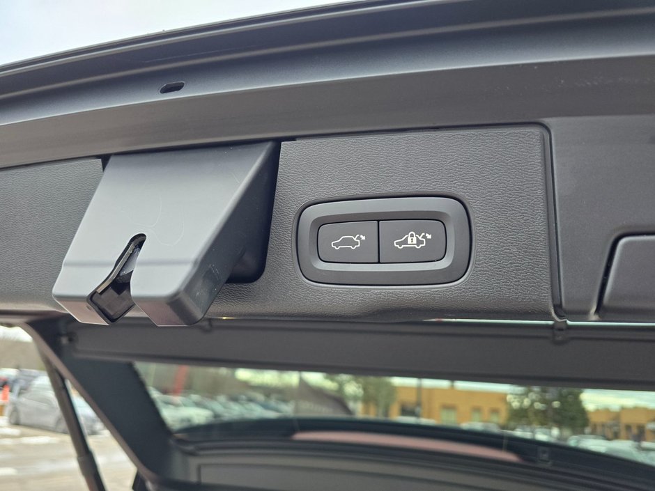 2024 Volvo XC60 ULTIMATE BLACK EDITION-16