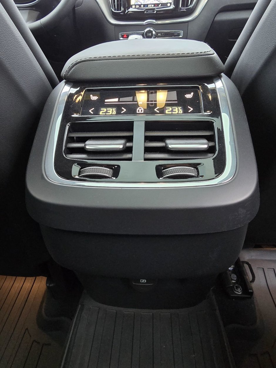 2024 Volvo XC60 ULTIMATE BLACK EDITION-20