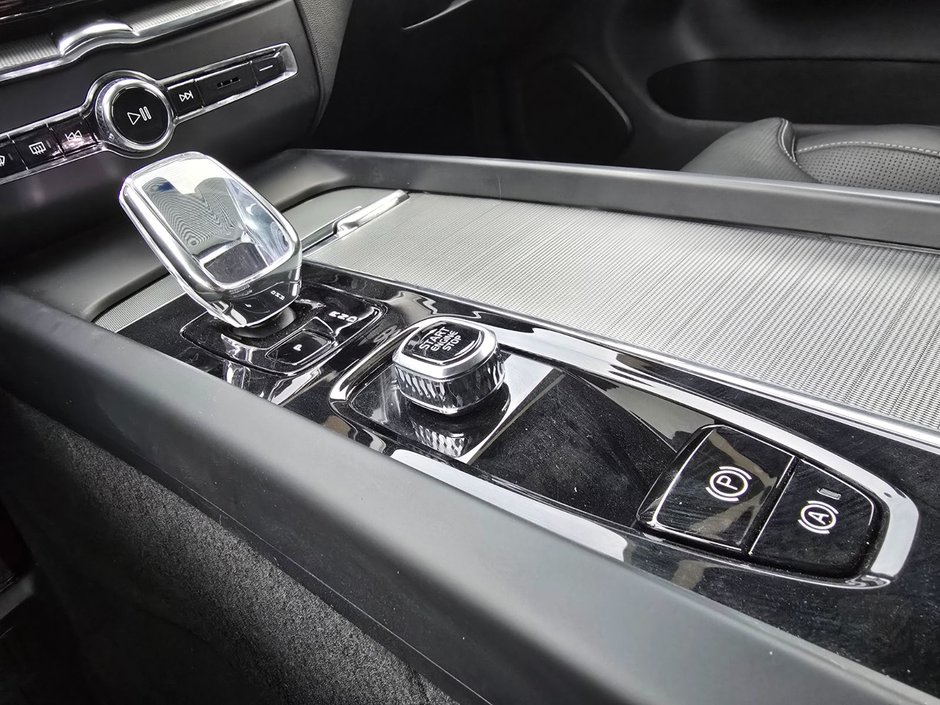 2024 Volvo XC60 ULTIMATE BLACK EDITION-29