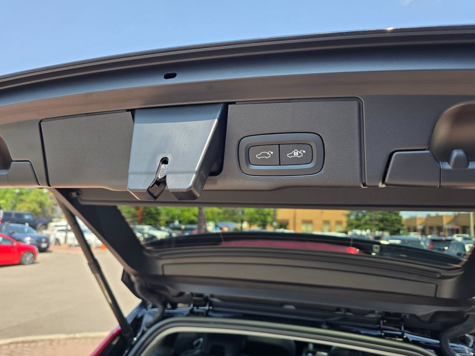 2024 Volvo XC60 PLUS DARK THEME-16