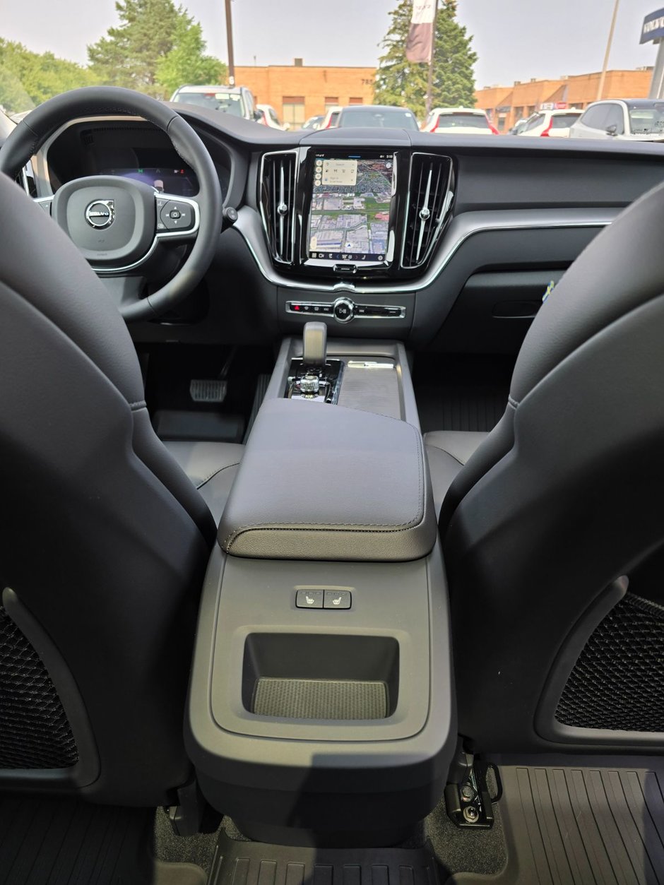2025 Volvo XC60 CORE DARK THEME-21