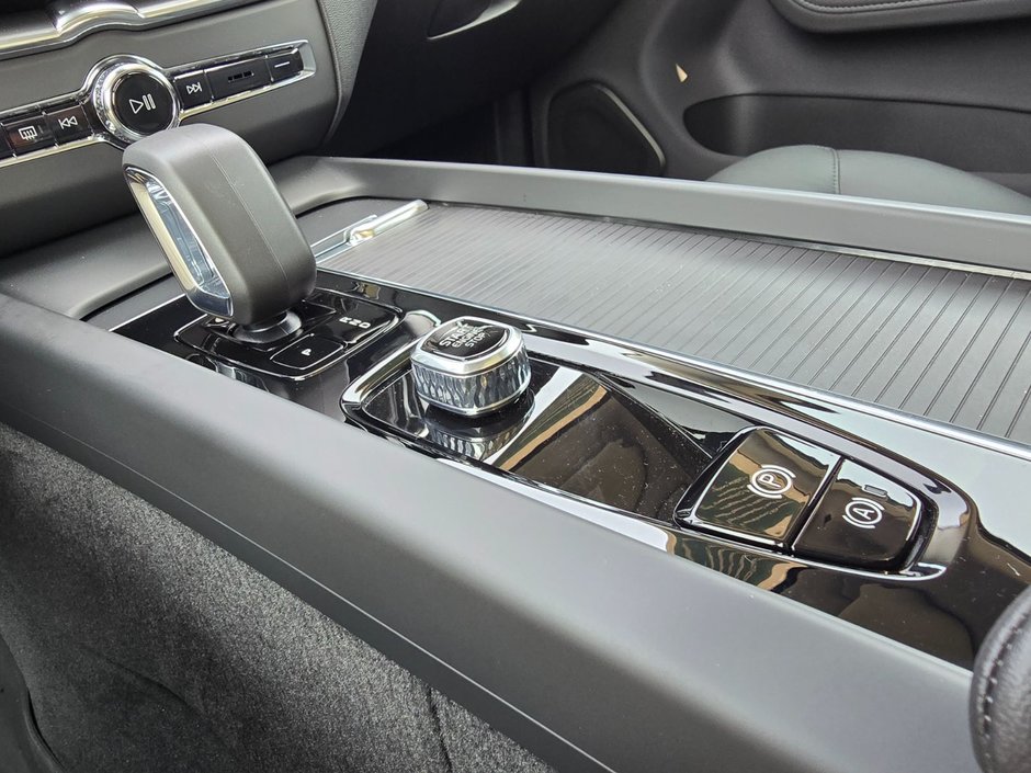 2025 Volvo XC60 CORE DARK THEME-28